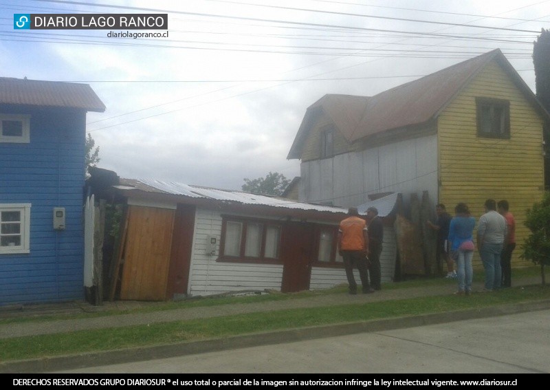 Curioso caso estilo Torre de Pisa en Lago Ranco: vivienda quedó inclinada luego que cedieran sus fundamentos