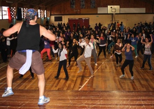 Se invita a combatir el frío con baile entretenido