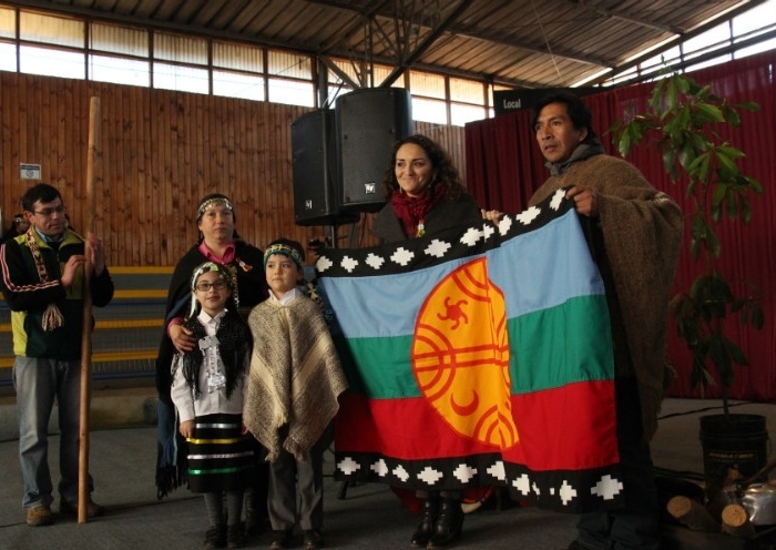 Alcaldesa firmó decreto que ordena izamiento de bandera mapuche williche en actos municipales de Futrono