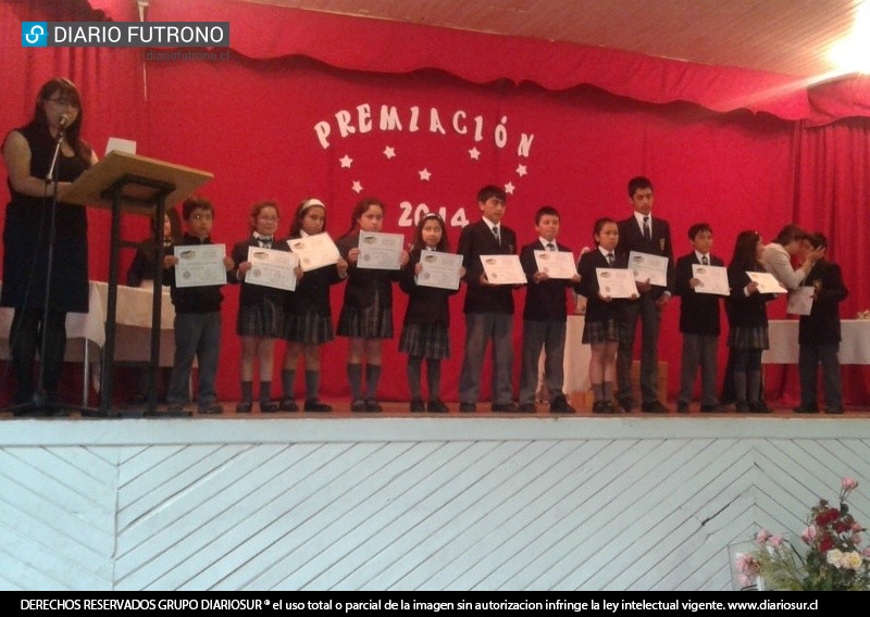 Colegio Maria Deogracia concluye el año escolar destacando a sus alumnos