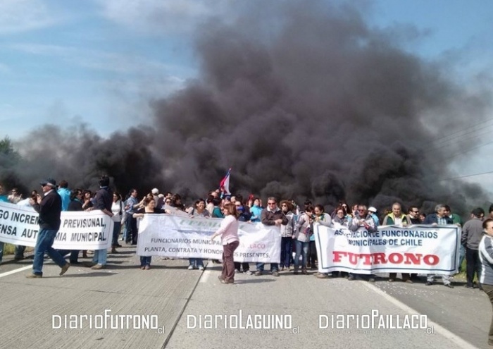 Funcionarios de Futrono, Paillaco, Lago Ranco y Río Bueno se toman la carretera en el cruce de Paillaco