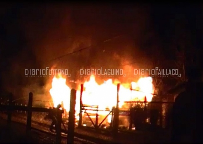 Incendio afectó a dos viviendas en sector Los Castaños: abuelita fue rescatada por Carabineros y vecinos