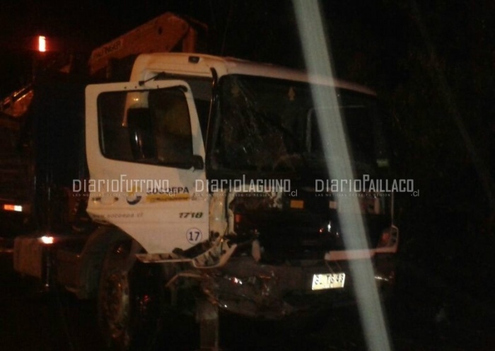 Dos camiones chocaron en las afueras del vertedero municipal que comparten Futrono y Paillaco