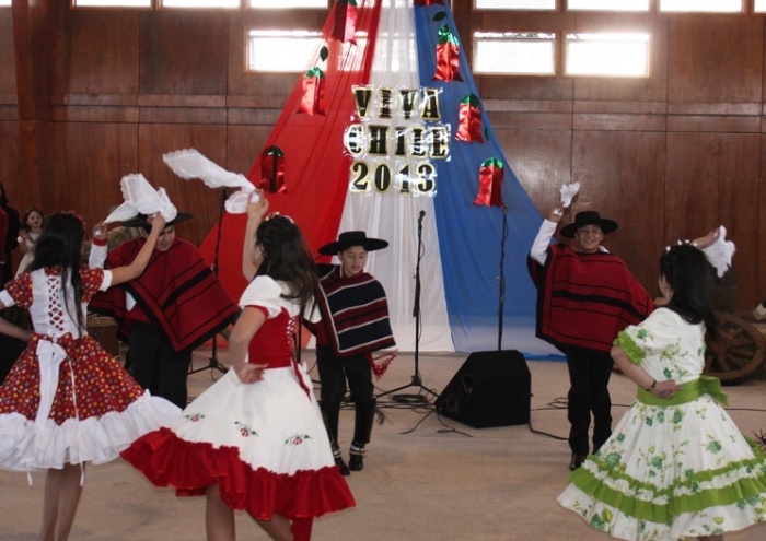 Acto y desfile de Fiestas Patrias en Nontuelá