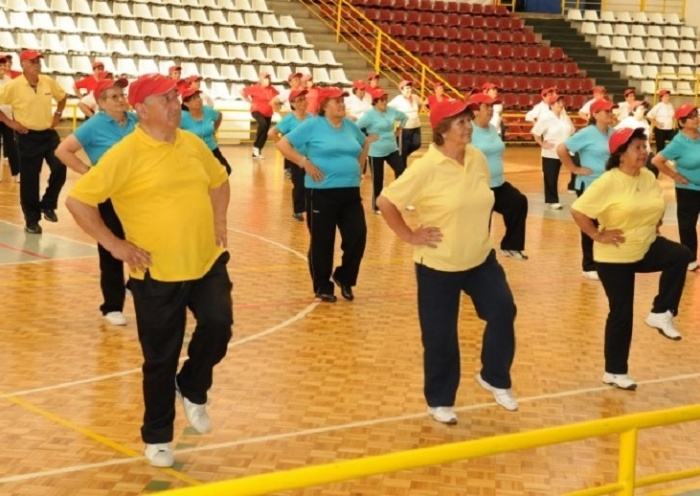 Gimnasia entretenida para el adulto mayor en el gimnasio municipal