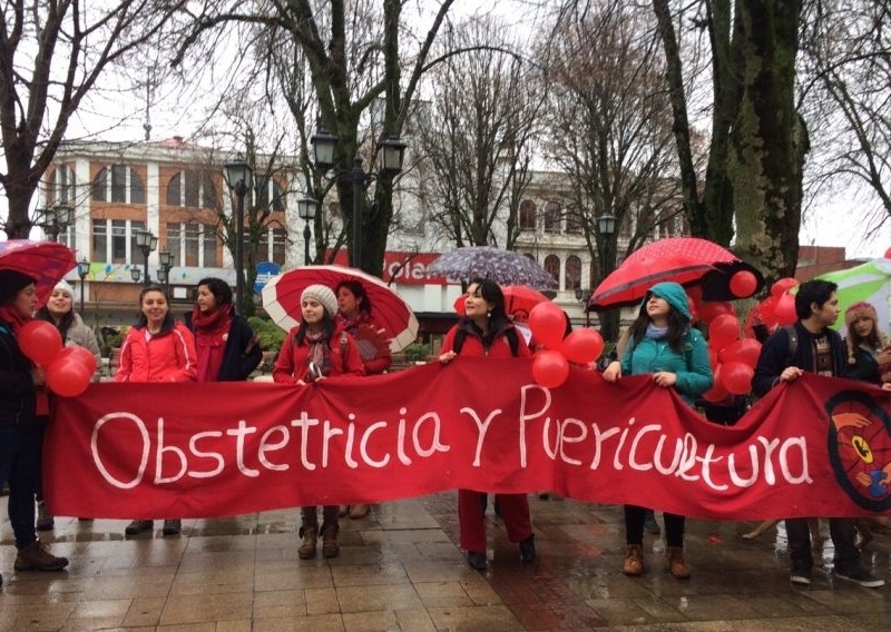 Matrones realizaron marcha en Valdivia contra decreto de Contraloría 