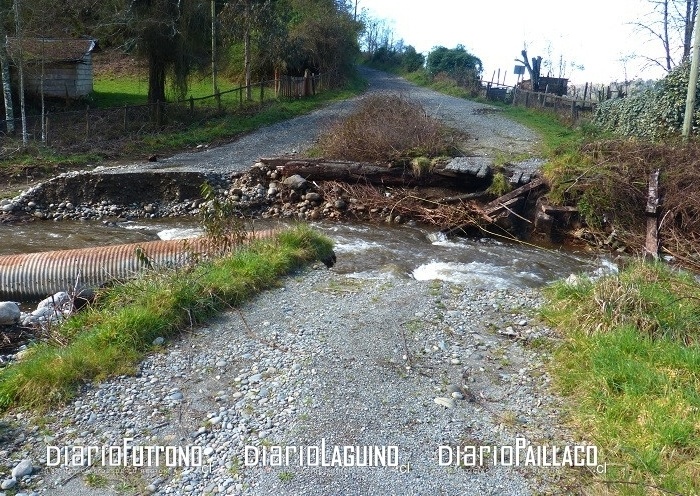 Aumento del caudal del agua se llevó el puente de El Llolly 