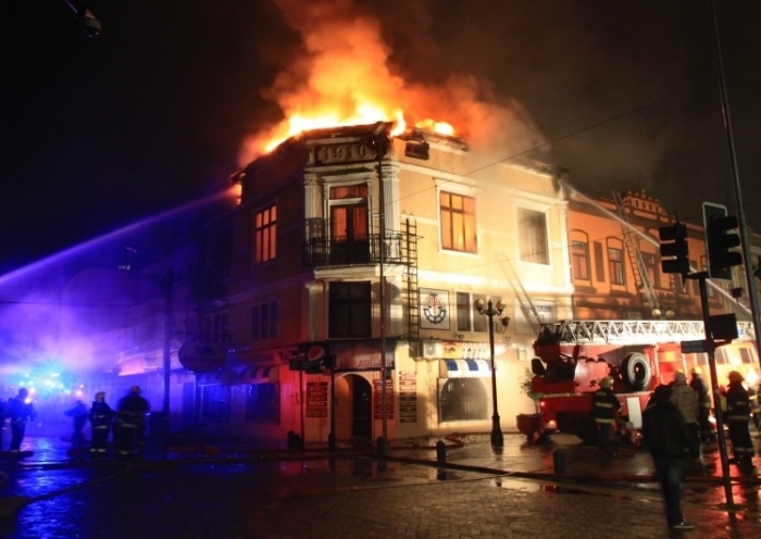 Incendio destruyó el edificio de la Cámara de Comercio Detallista de la costanera de Valdivia: era de 1910
