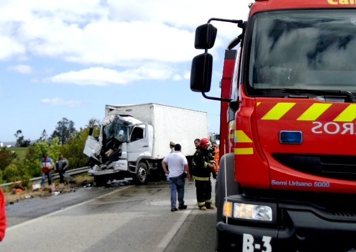 Camión chocó por alcance con retroexcavadora en ruta 5 sur