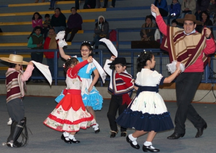 Niños bailarines se llevaron los aplausos en la maratón de cuecas que despidió aniversario 73 de Futrono