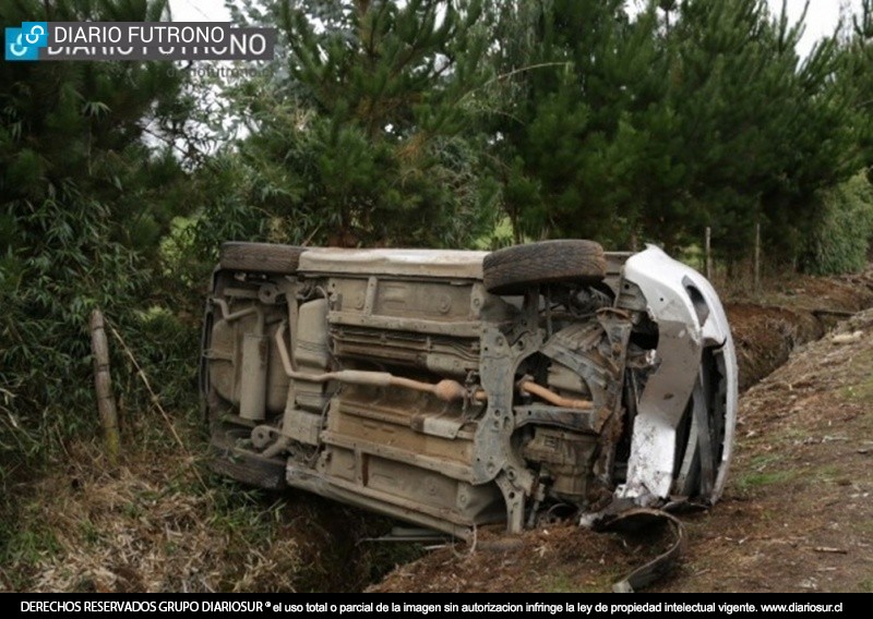 Joven volcó vehículo en el límite de las comunas de Futrono y Paillaco