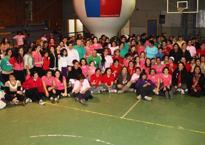 Futroninas - y algunos valientes futroninos - repletaron jornada de zumba en el Gimnasio Municipal