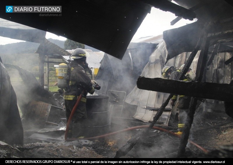 Incendio consumió bodega y causó serios daños en vivienda colindante