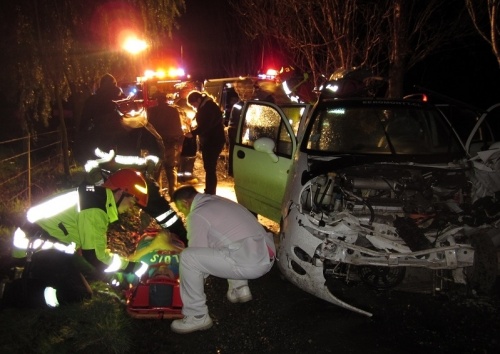 Dos heridos en choque de automóvil contra un árbol