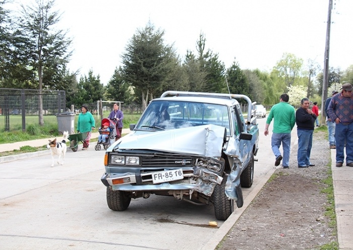 Un herido tras choque de vehículo con local comercial en Nontuelá