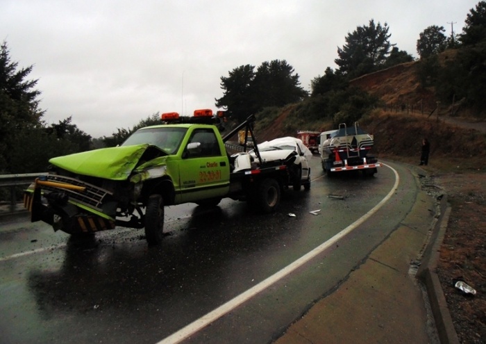 Un camión y una grúa chocaron en la ruta que une Los Lagos y Antilhue