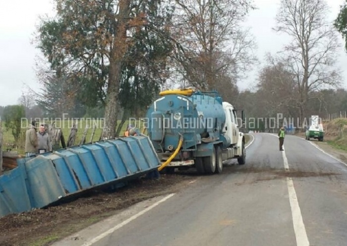 Carro con un contenedor de RILES de la empresa Rilesur volcó en la ruta que une Futrono y Reumén