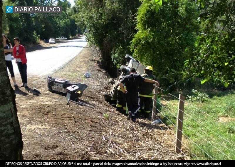 Triple colisión terminó con dos automóviles semi volcados en la ruta que une Reumén y Futrono