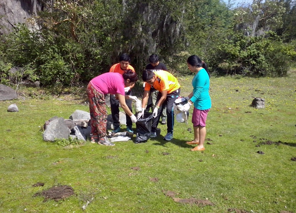 Habitantes de Isla Huapi realizaron limpieza en la playa principal