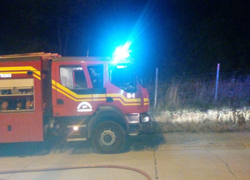 Bomberos de Futrono controló incendio de pastizales en El Portal