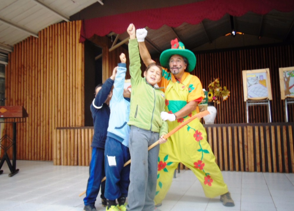 Estudiantes de Nontuelá disfrutaron de teatro preventivo gestionado por SENDA Previene Futrono
