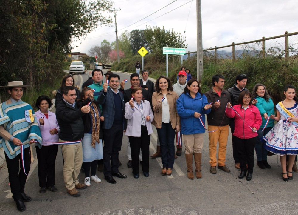 Vecinos de Las Quemas disfrutan de su nuevo camino asfaltado