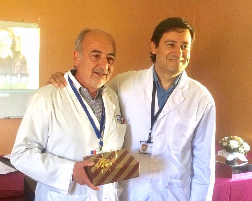 Dr. Eduardo Cociña recibió reconocimiento por su destacada labor en Hospital de La Unión