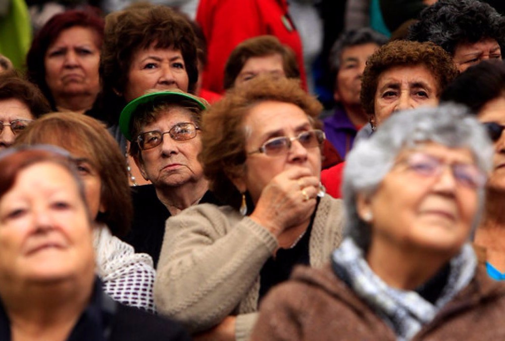 Proyecto que aumenta becas de especialización médica en geriatría se votará hoy en la Cámara