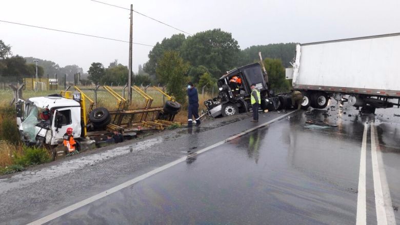 Dos lesionados tras colisión frontal de dos camiones en acceso a Mariquina