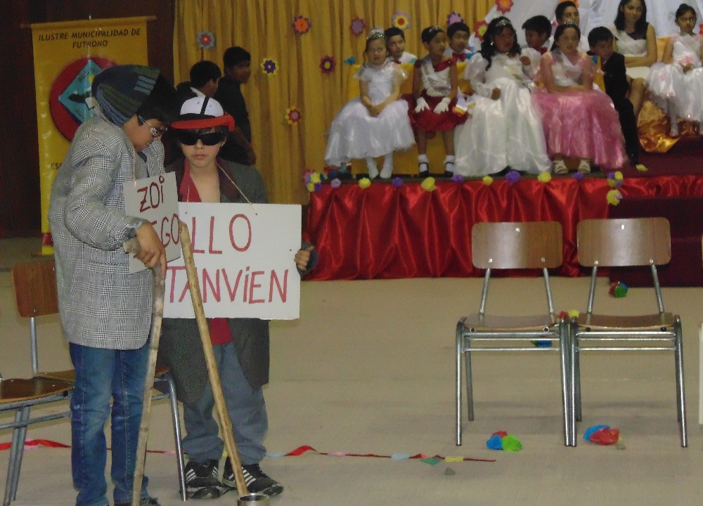 Reinas, música y talento en velada de aniversario de la Escuela Rural Curriñe