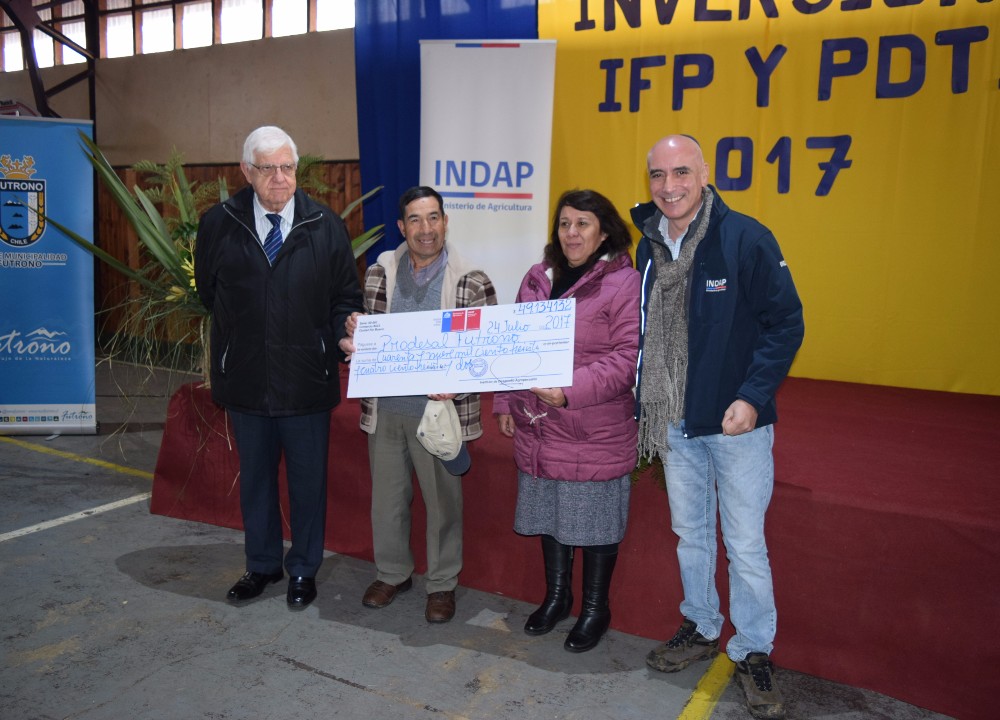 Agricultores de Futrono recibieron implementación agrícola de Indap