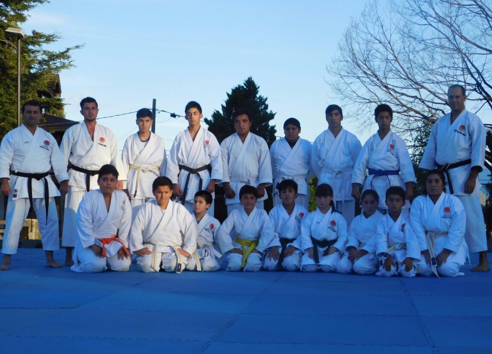 Con demostraciones a la comunidad culminó seminario de karate en Futrono