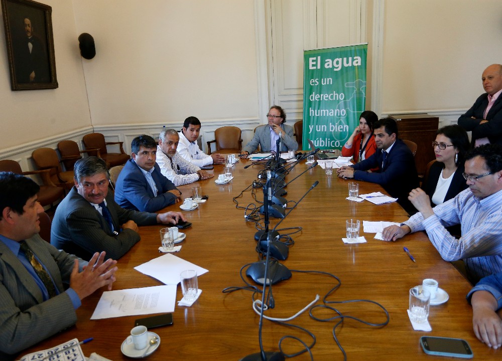 Parlamentarios socialistas insistirán en garantizar el consumo de agua como un Derecho Humano