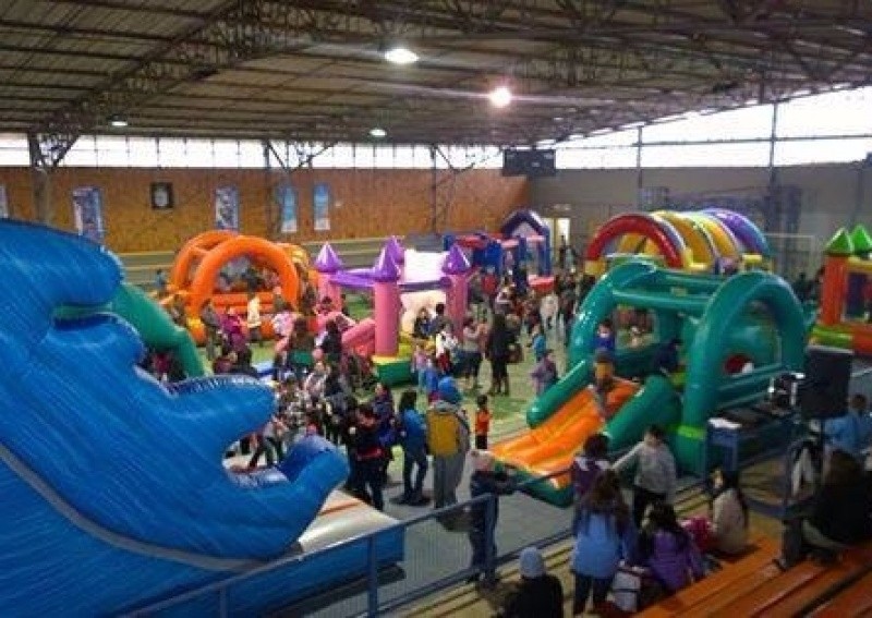 Municipalidad dispuso locomoción para que niños de zonas apartadas disfruten de los juegos inflables