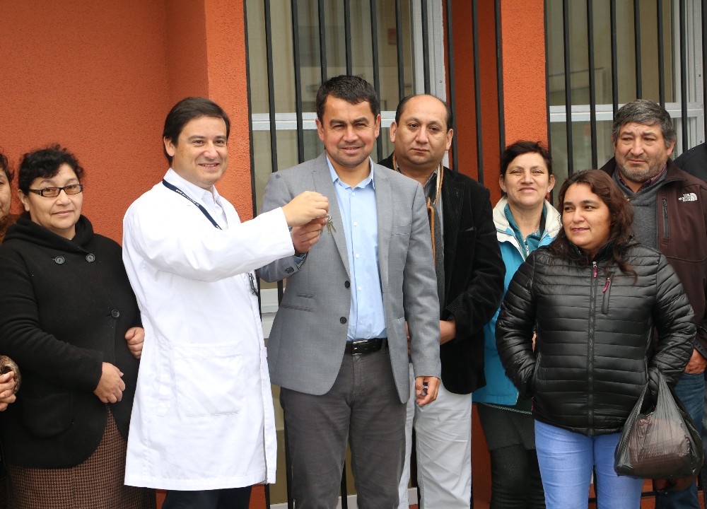 Servicio de Salud entregó llaves del Cecosf Riñinahue a alcalde de Lago Ranco
