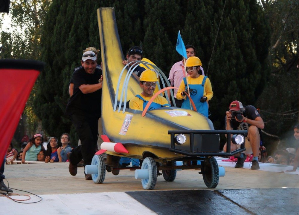 Los Minions reinaron en  la Segunda Carrera de Autos Locos de Valdivia